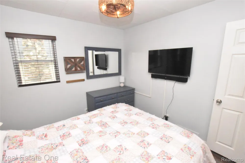 763 S Winding Drive Waterford Charter Township, MI 48328