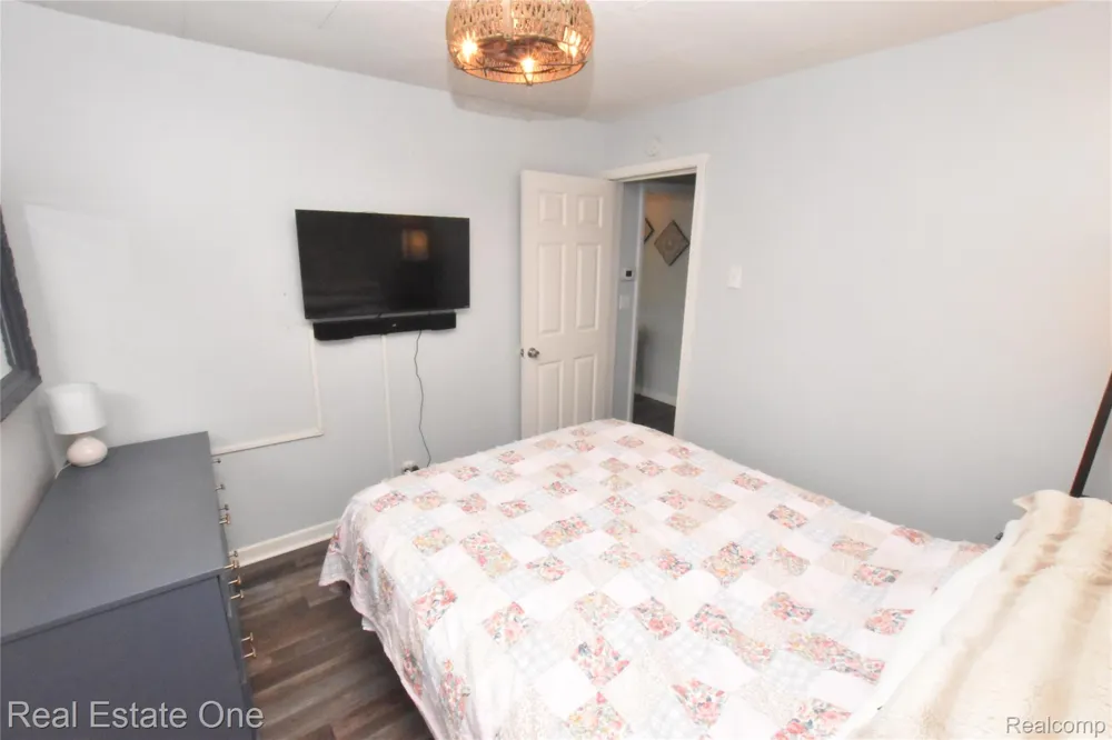 763 S Winding Drive Waterford Charter Township, MI 48328