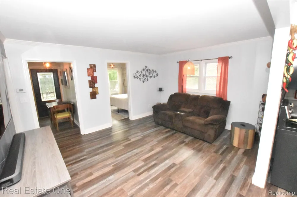 763 S Winding Drive Waterford Charter Township, MI 48328