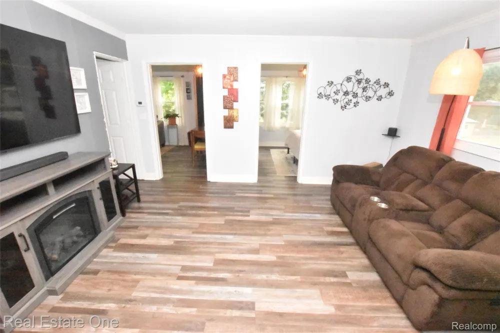 763 S Winding Drive Waterford Charter Township, MI 48328