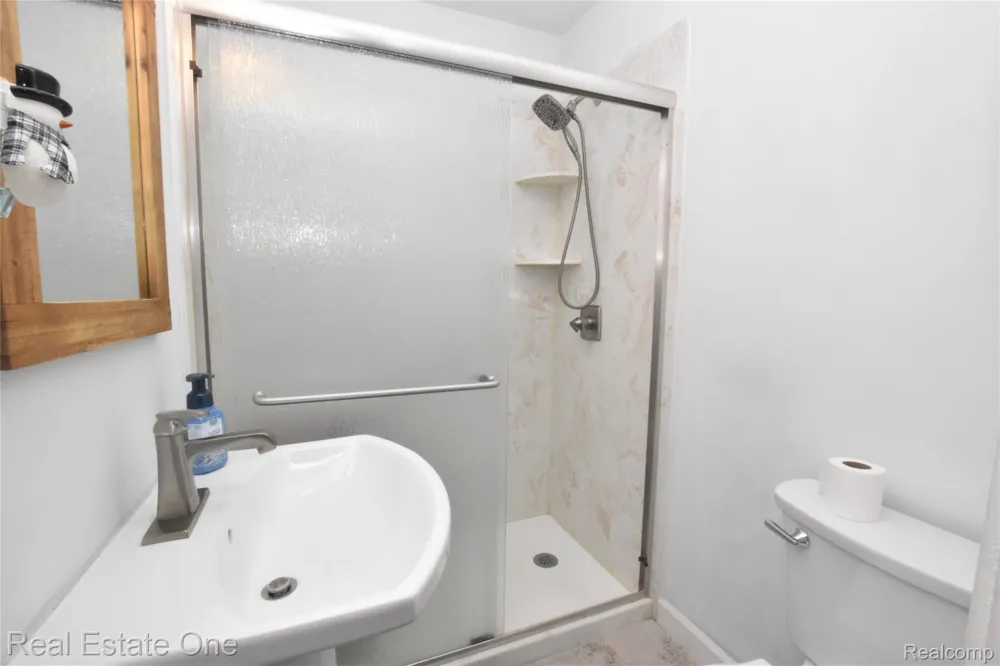 763 S Winding Drive Waterford Charter Township, MI 48328