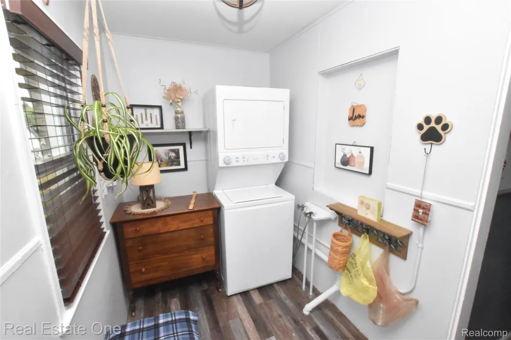 763 S Winding Drive Waterford Charter Township, MI 48328