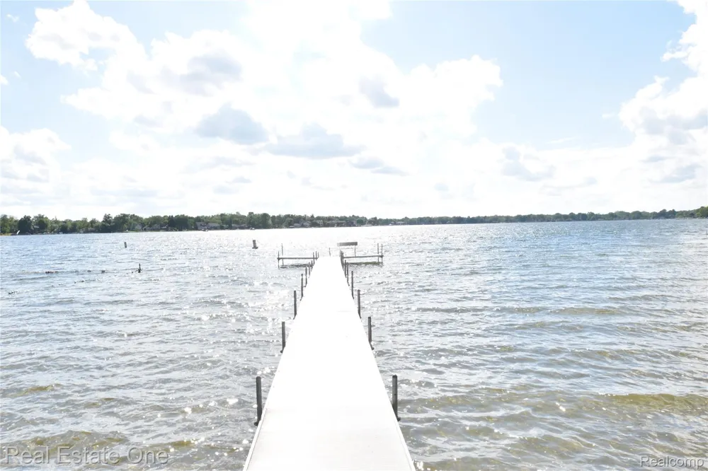 763 S Winding Drive Waterford Charter Township, MI 48328