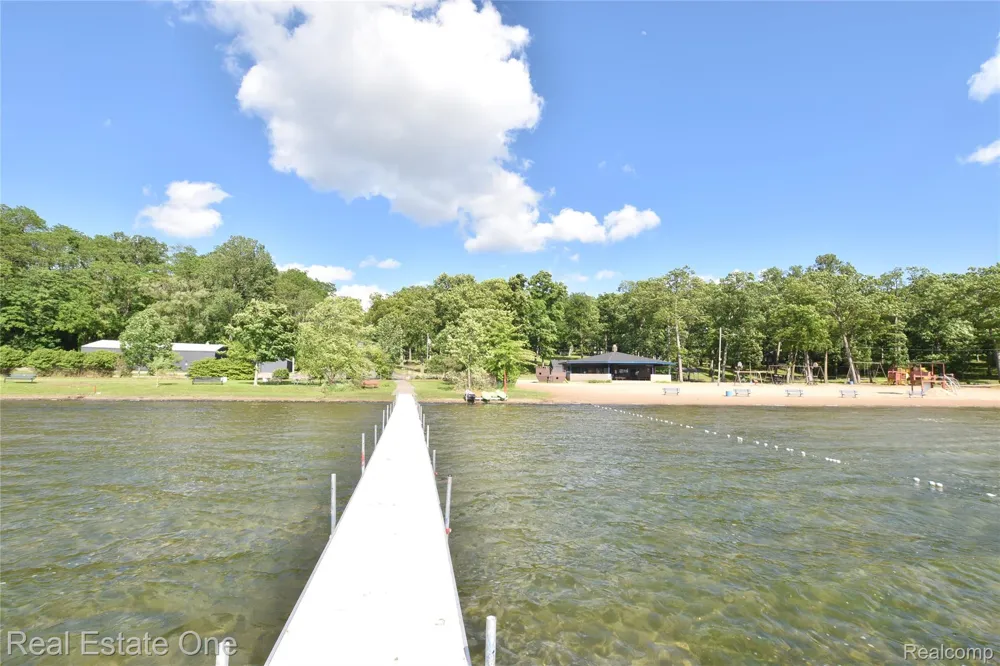 763 S Winding Drive Waterford Charter Township, MI 48328