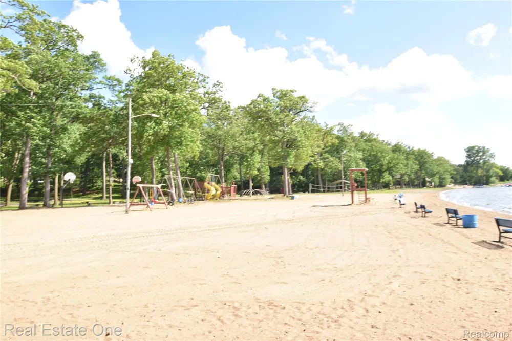 763 S Winding Drive Waterford Charter Township, MI 48328