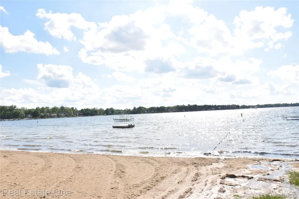 763 S Winding Drive Waterford Charter Township, MI 48328