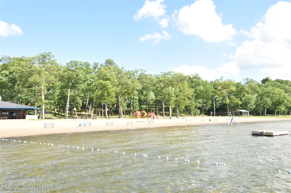 763 S Winding Drive Waterford Charter Township, MI 48328