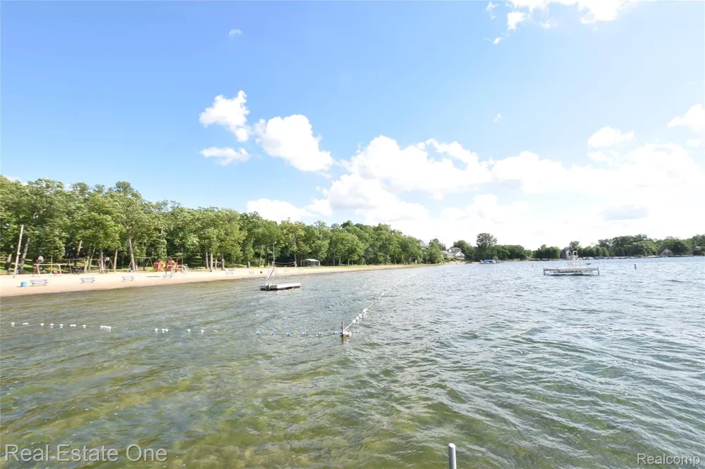 763 S Winding Drive Waterford Charter Township, MI 48328