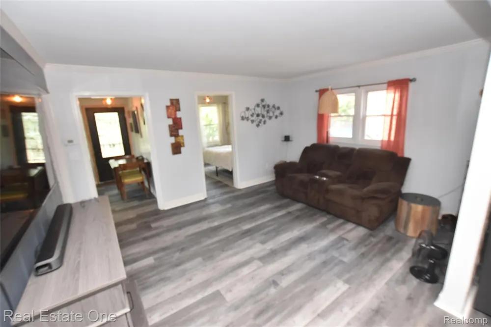 763 S Winding Drive Waterford Charter Township, MI 48328