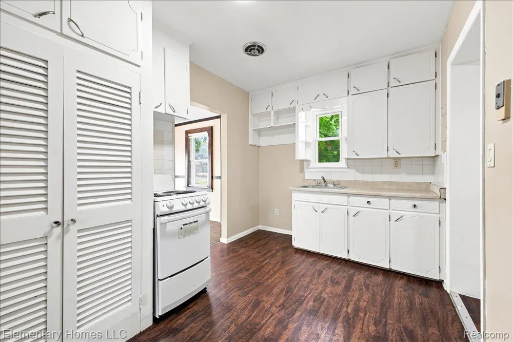 31709 Grove Fraser City, MI 48026