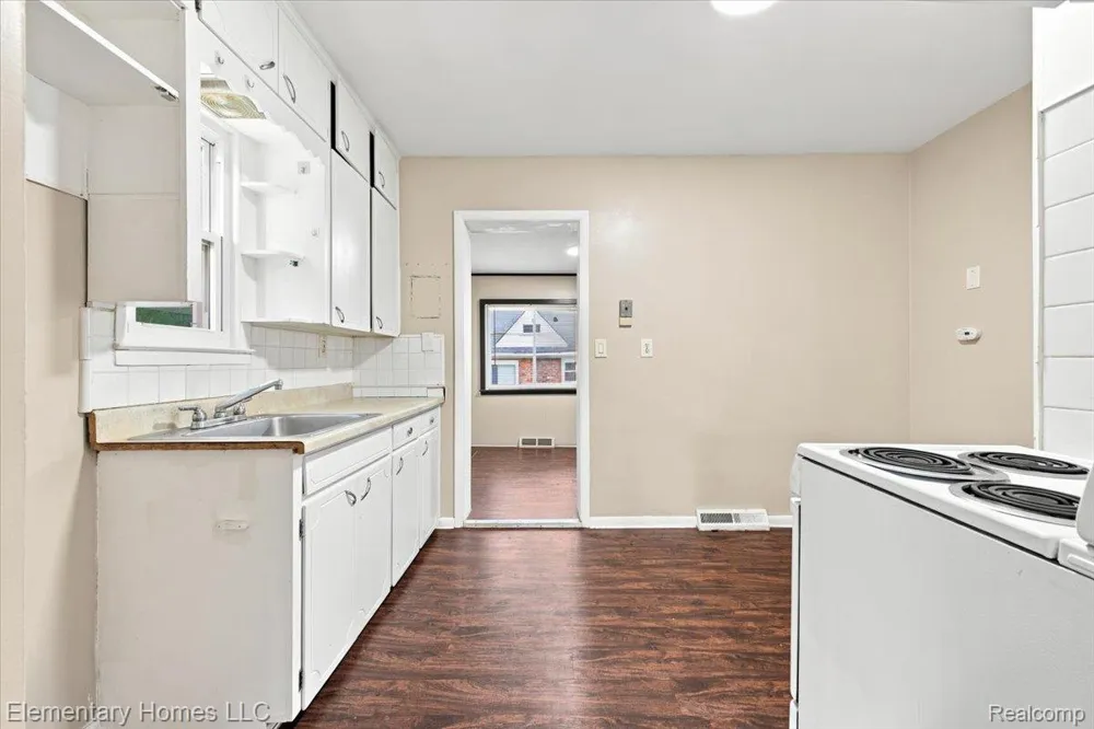 31709 Grove Fraser City, MI 48026