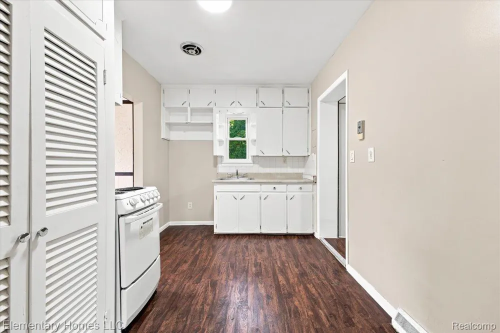 31709 Grove Fraser City, MI 48026