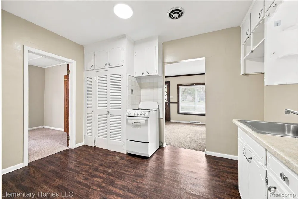 31709 Grove Fraser City, MI 48026