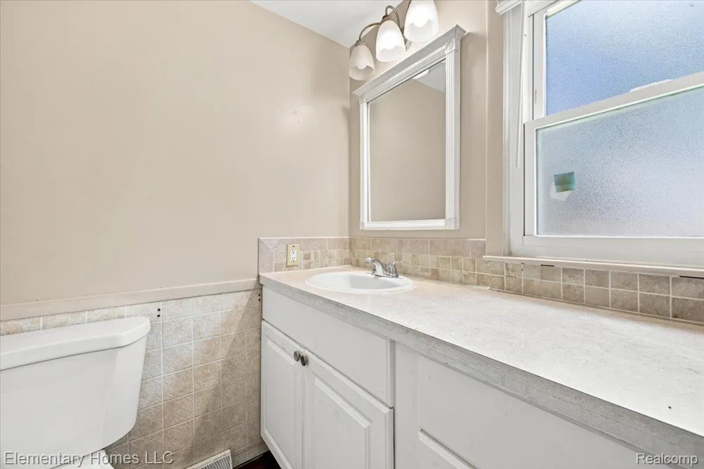 31709 Grove Fraser City, MI 48026