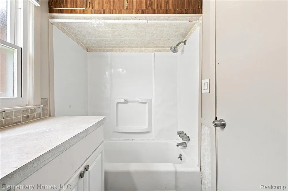 31709 Grove Fraser City, MI 48026