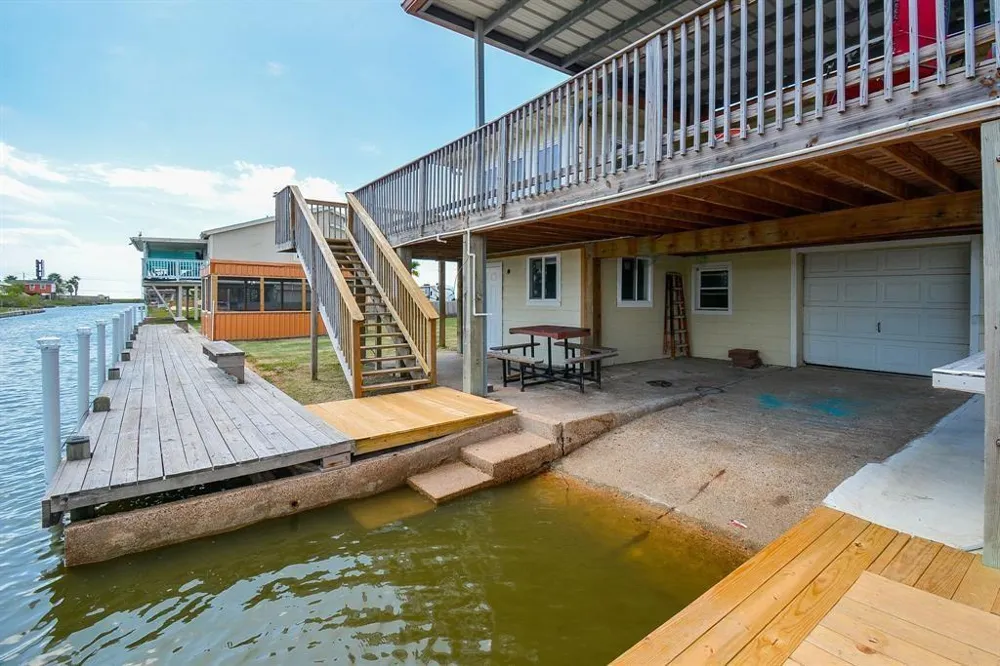 7023 W Hunter Drive Hitchcock, TX 77563
