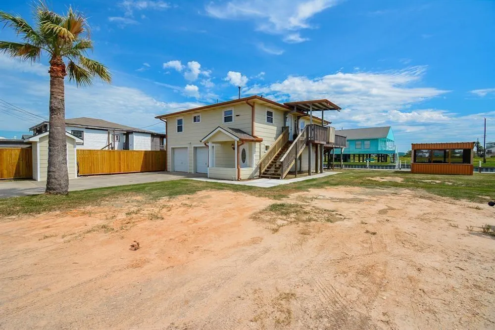 7023 W Hunter Drive Hitchcock, TX 77563