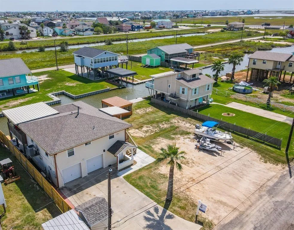 7023 W Hunter Drive Hitchcock, TX 77563