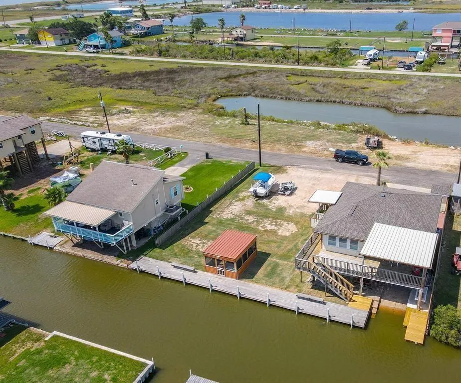 7023 W Hunter Drive Hitchcock, TX 77563