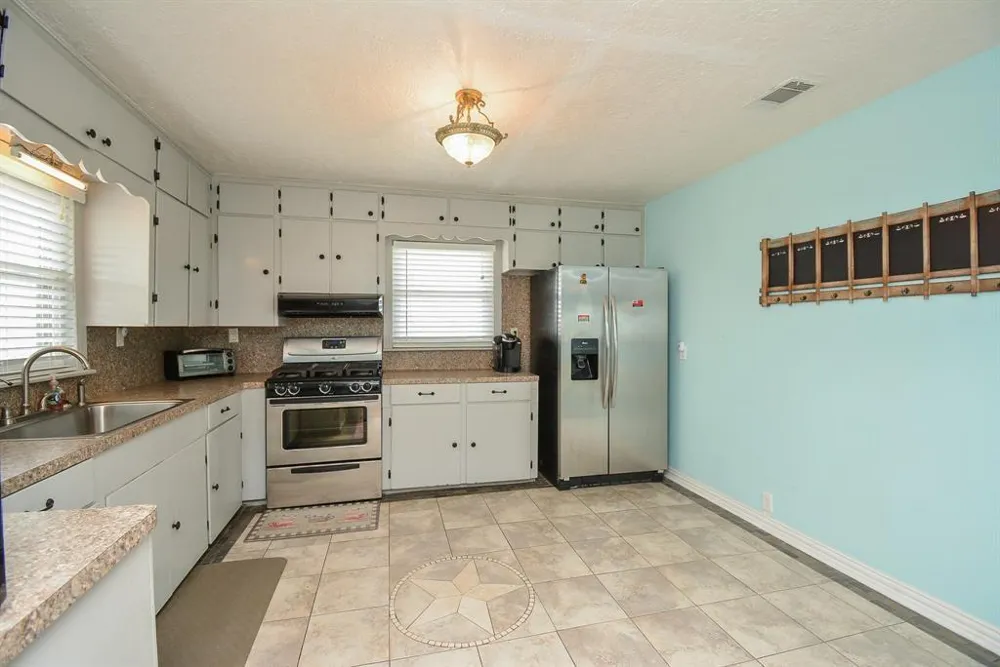 7023 W Hunter Drive Hitchcock, TX 77563