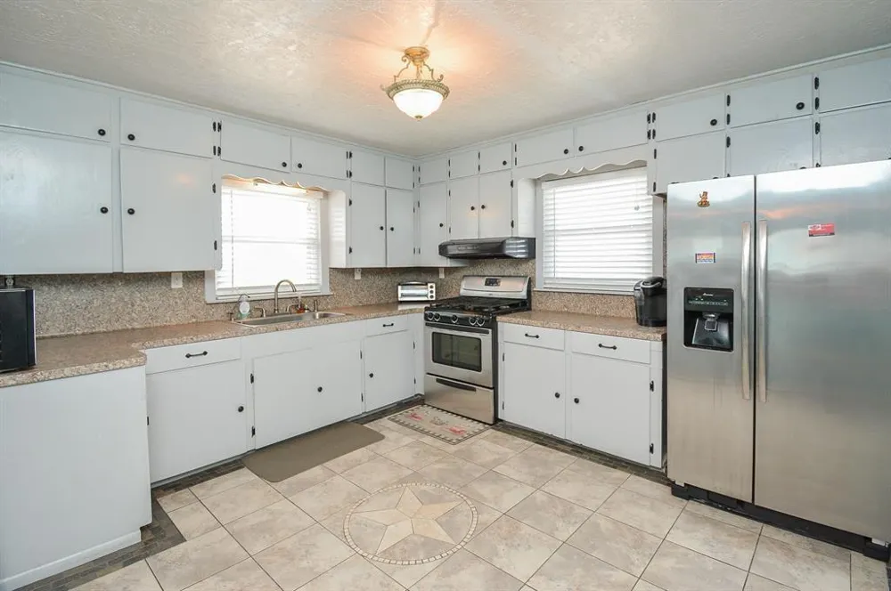 7023 W Hunter Drive Hitchcock, TX 77563