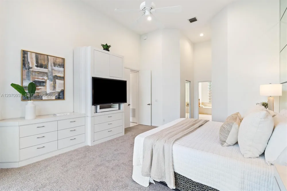 2733 Meadowood Dr Weston, FL 33332