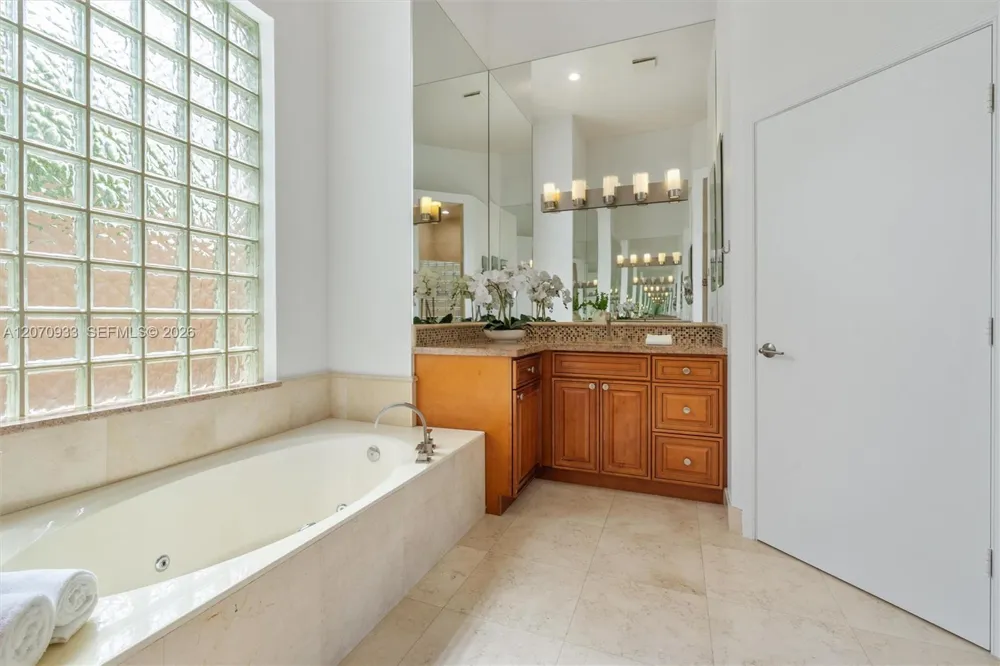 2733 Meadowood Dr Weston, FL 33332