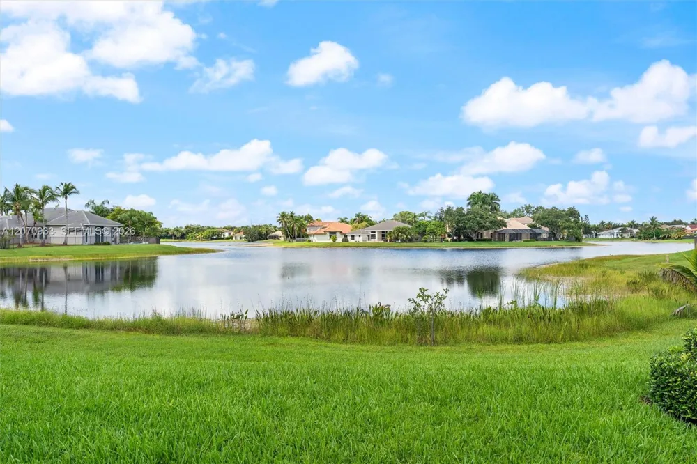 2733 Meadowood Dr Weston, FL 33332