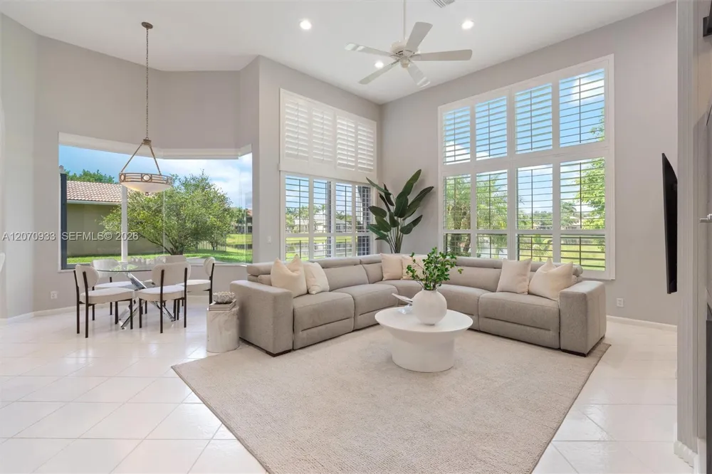 2733 Meadowood Dr Weston, FL 33332