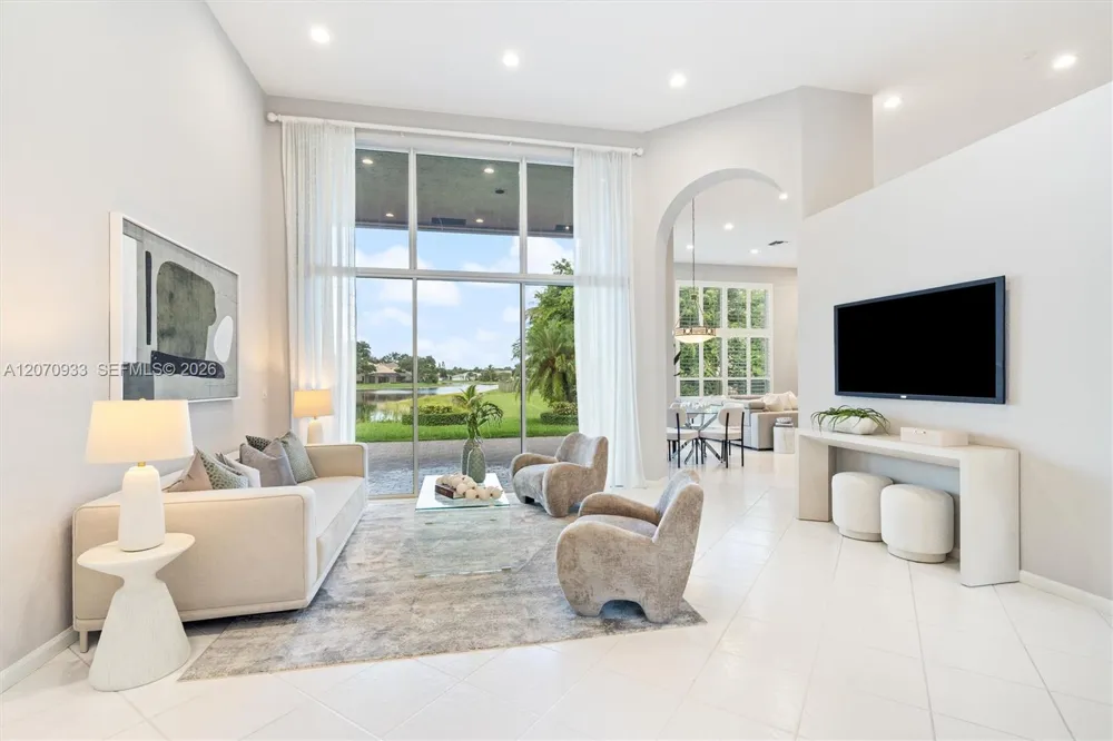 2733 Meadowood Dr Weston, FL 33332