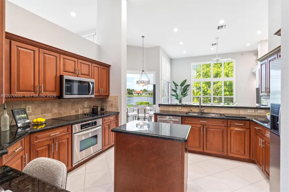 2733 Meadowood Dr Weston, FL 33332