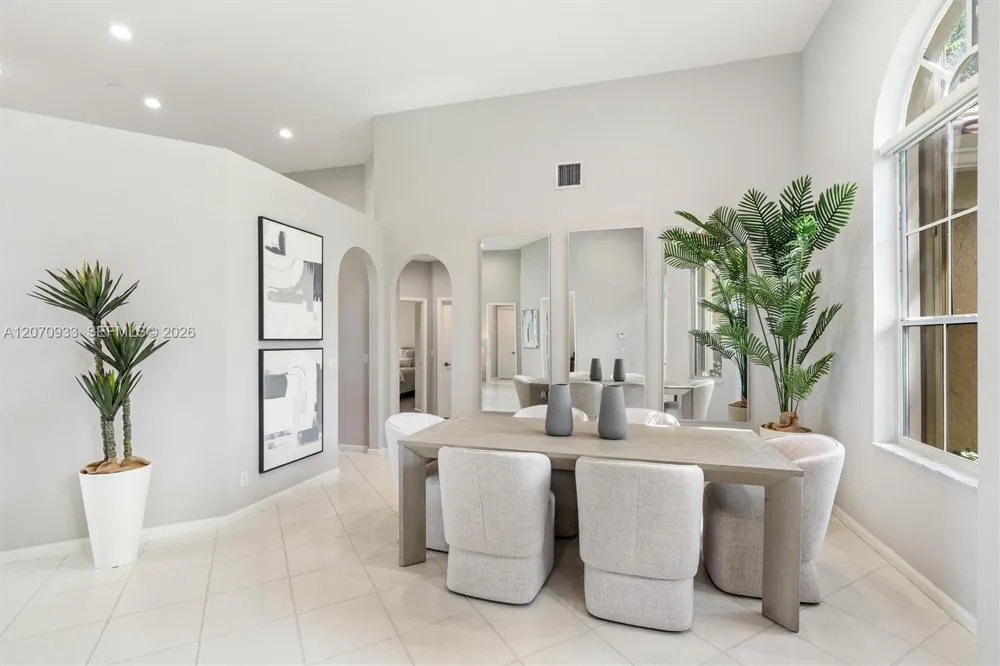 2733 Meadowood Dr Weston, FL 33332