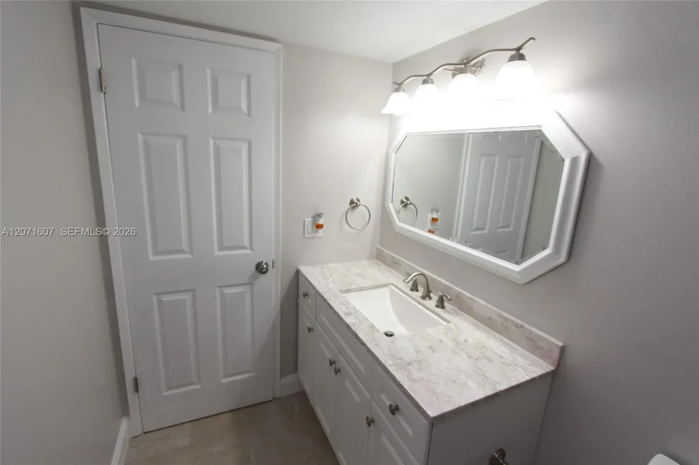 8005 Lake Dr #212 Doral, FL 33166