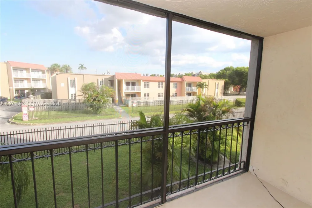 8005 Lake Dr #212 Doral, FL 33166