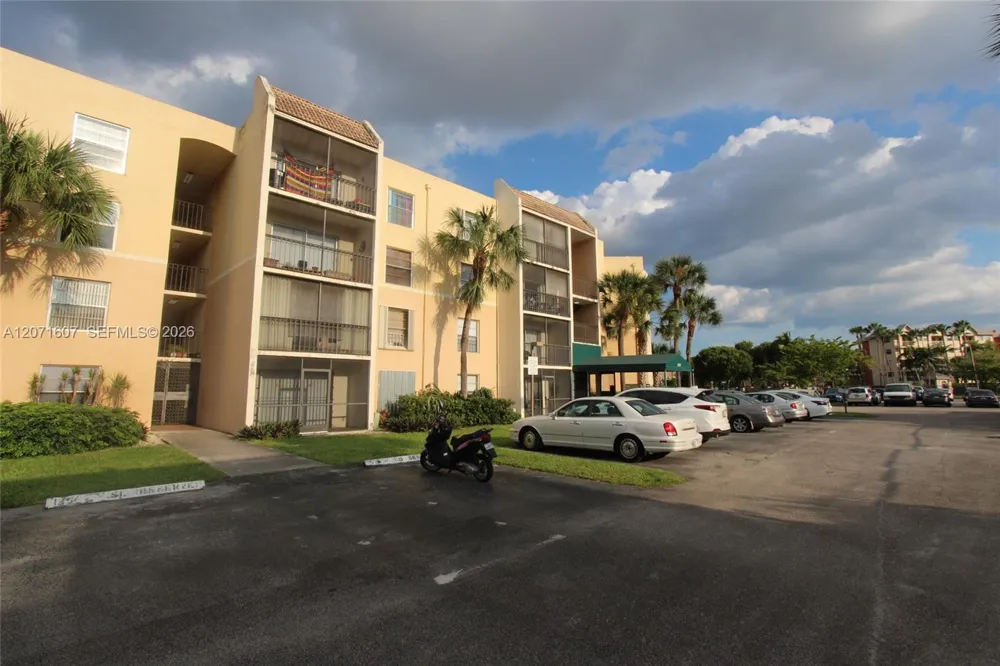 8005 Lake Dr #212 Doral, FL 33166