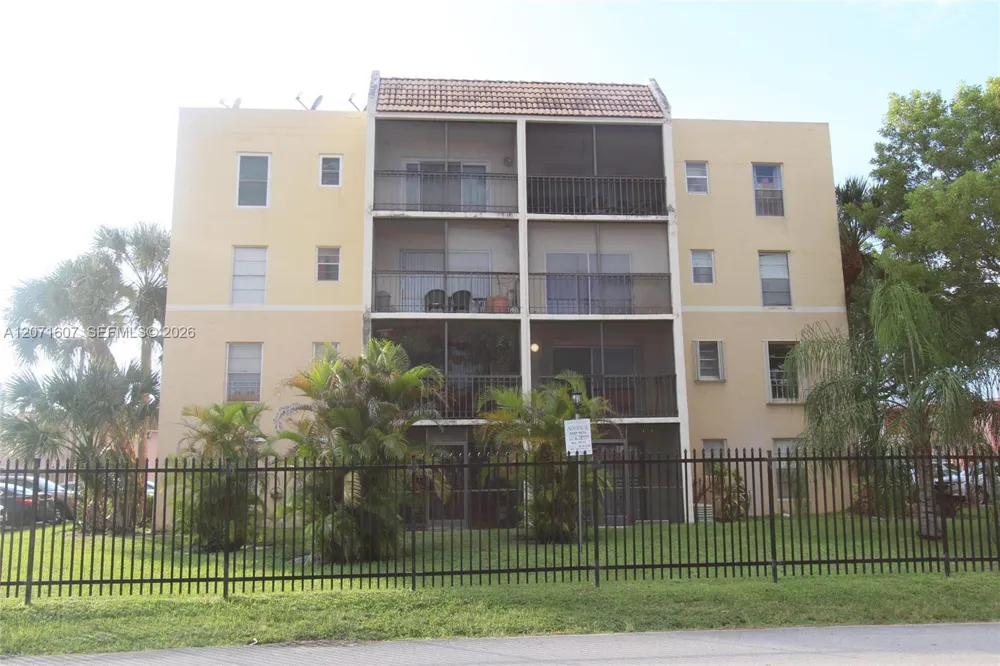 8005 Lake Dr #212 Doral, FL 33166