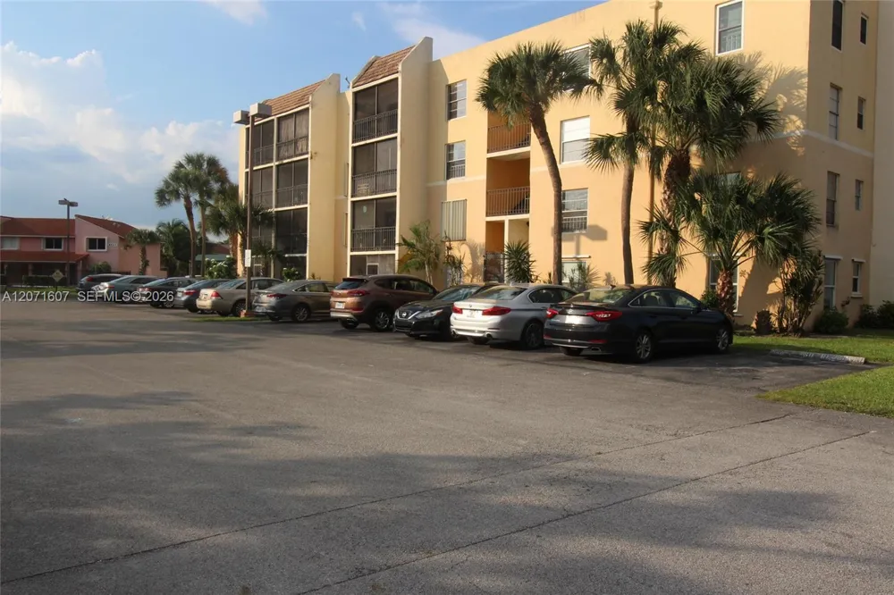 8005 Lake Dr #212 Doral, FL 33166