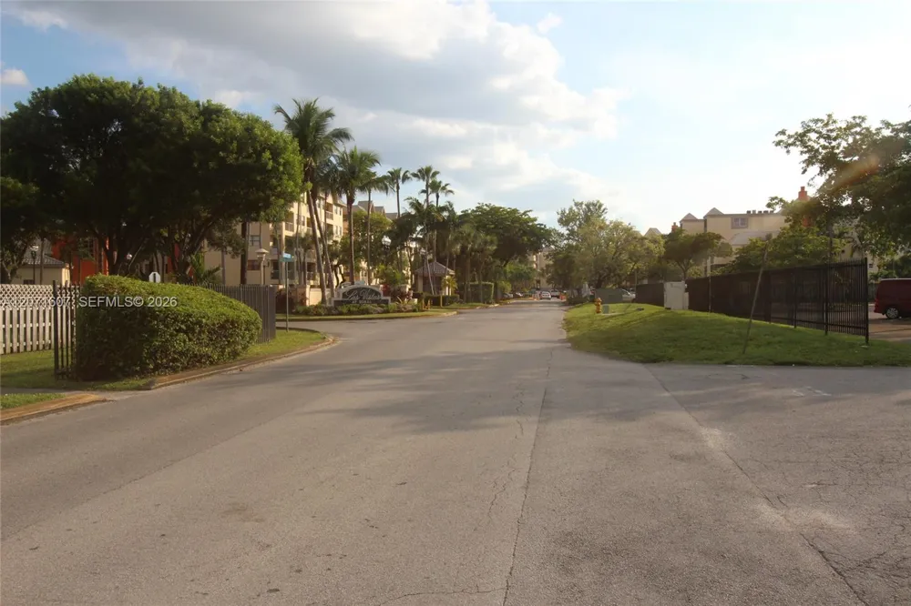 8005 Lake Dr #212 Doral, FL 33166