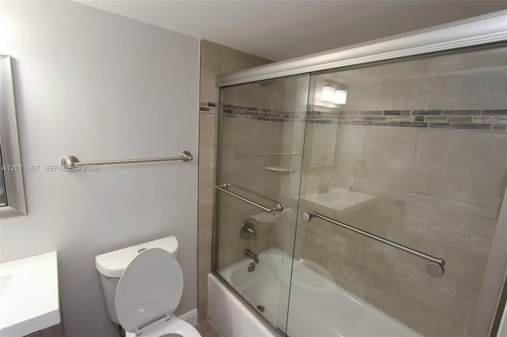 8005 Lake Dr #212 Doral, FL 33166