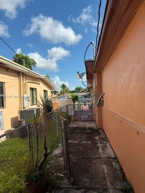 846 W 32nd St #1 Hialeah, FL 33012
