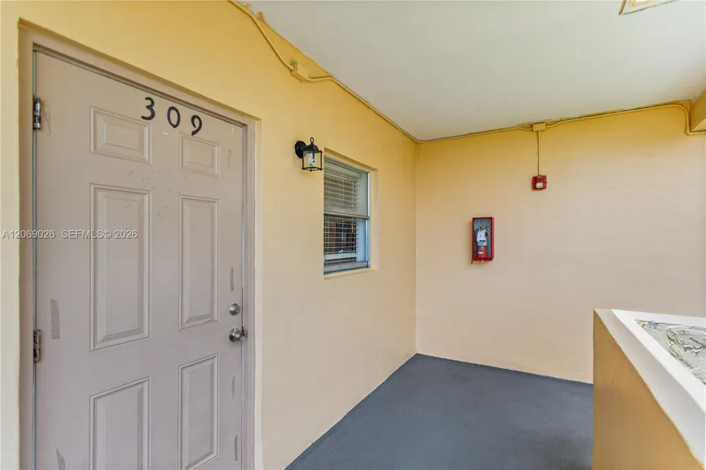 201 Berkley Rd #309 Hollywood, FL 33024