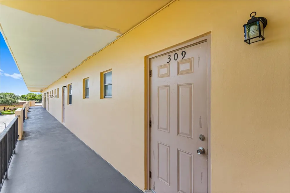 201 Berkley Rd #309 Hollywood, FL 33024
