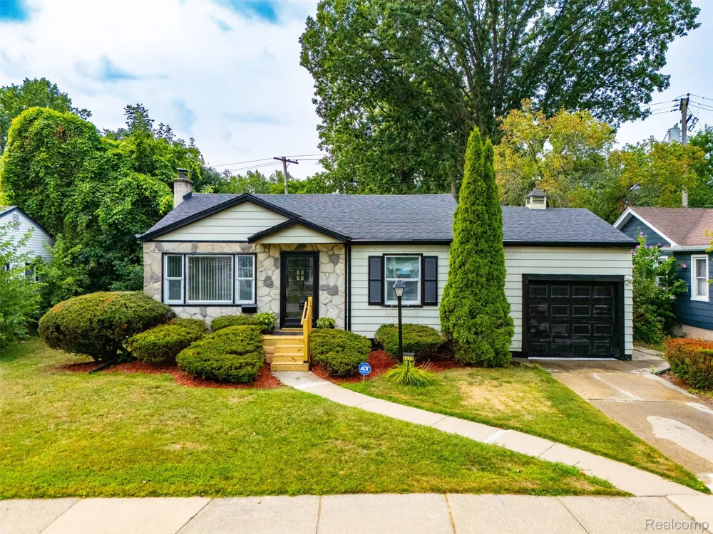 2229 E 8 Mile Road Grosse Pointe Woods City, MI 48236