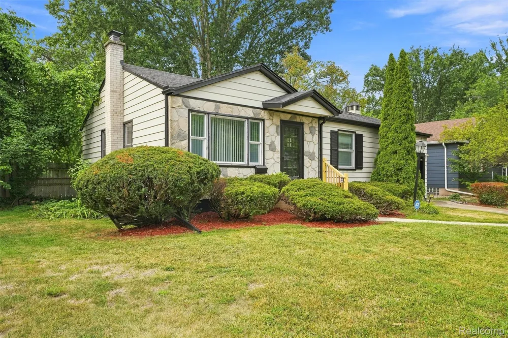 2229 E 8 Mile Road Grosse Pointe Woods City, MI 48236