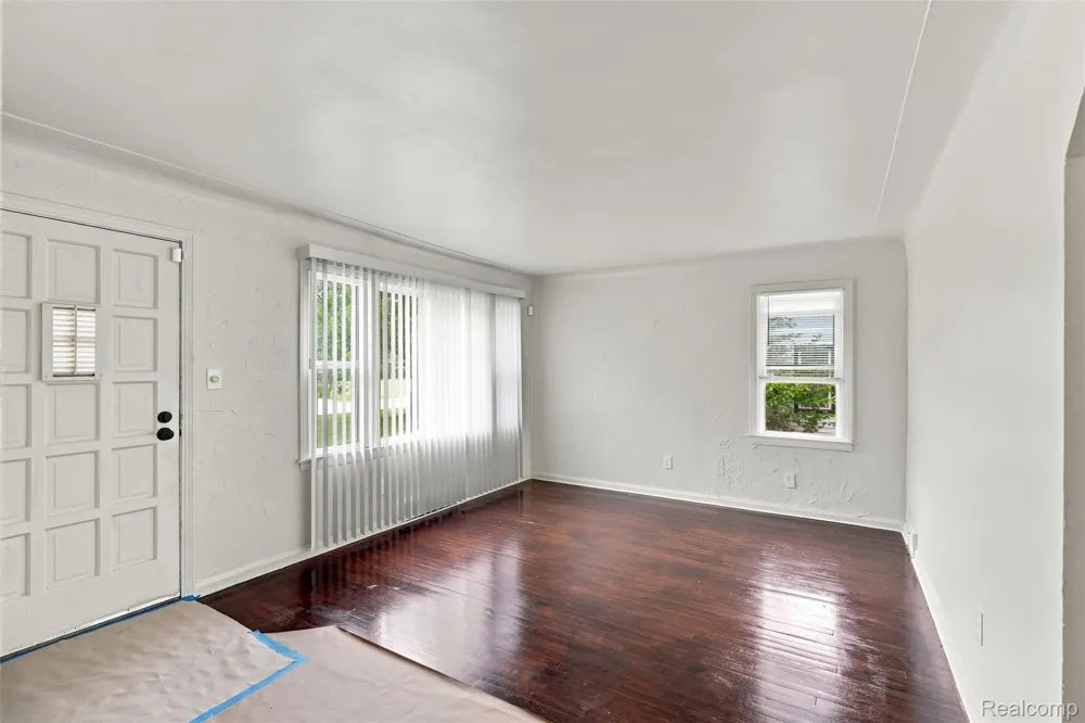 2229 E 8 Mile Road Grosse Pointe Woods City, MI 48236