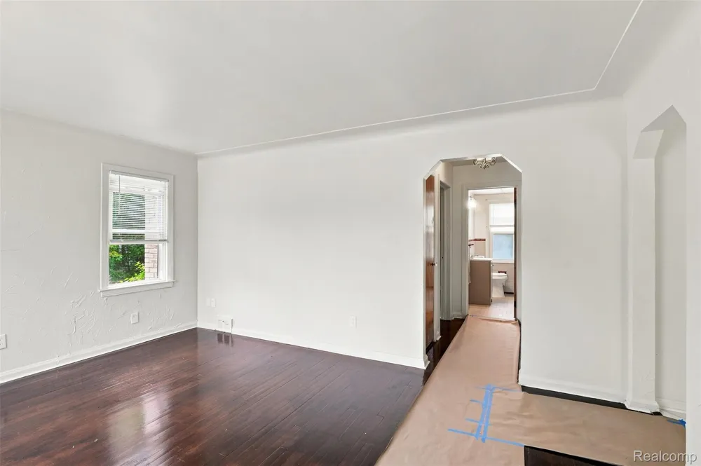 2229 E 8 Mile Road Grosse Pointe Woods City, MI 48236