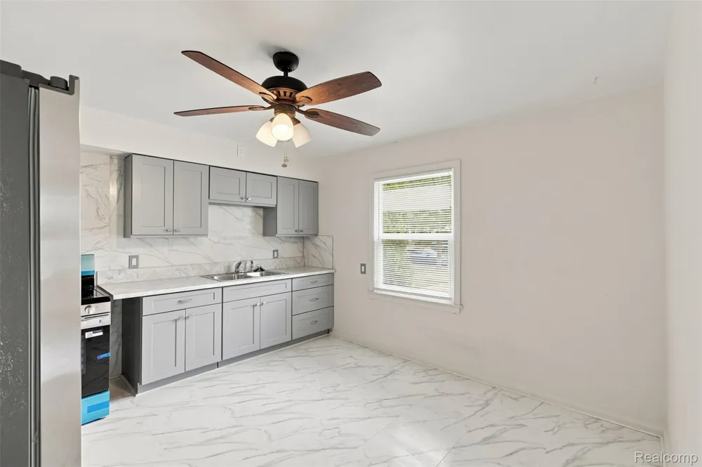 2229 E 8 Mile Road Grosse Pointe Woods City, MI 48236