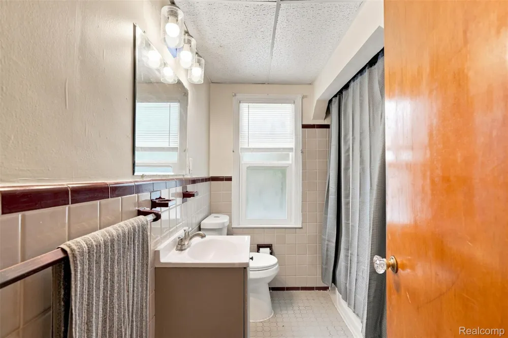 2229 E 8 Mile Road Grosse Pointe Woods City, MI 48236