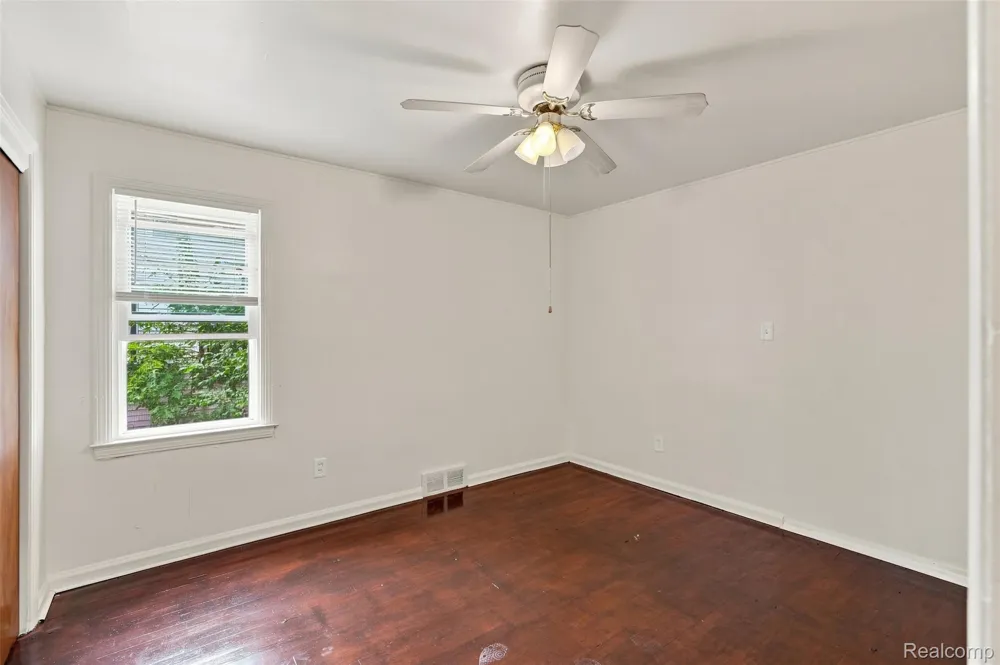 2229 E 8 Mile Road Grosse Pointe Woods City, MI 48236