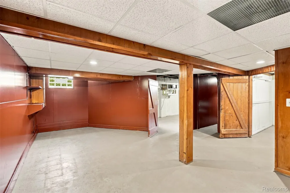 2229 E 8 Mile Road Grosse Pointe Woods City, MI 48236